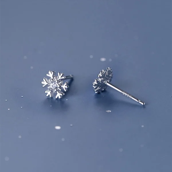 sg-11134201-22110-84jr5lz8t6jv44 Classic Snowflake Diamond Earrings